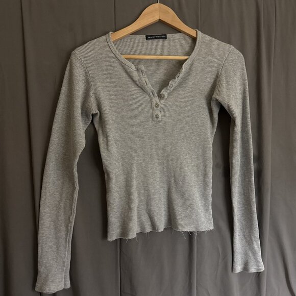 Brandy Melville Light Grey Long Sleeve Henley One Size Fits All STRINGY HEM - Picture 1 of 6